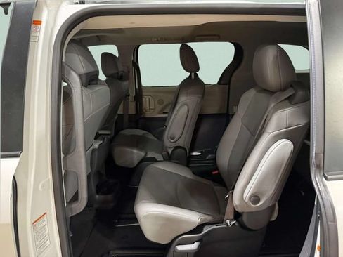 Used 2022 Toyota Sienna XLE FWD image 26