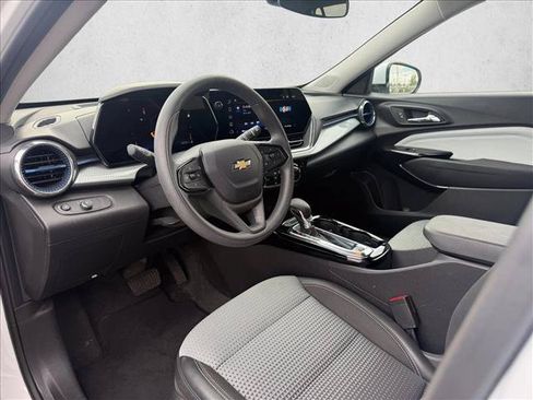 Used 2025 Chevrolet Trax LT FWD image 10