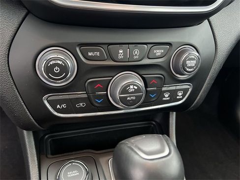 Used 2022 Jeep Cherokee Limited image 17