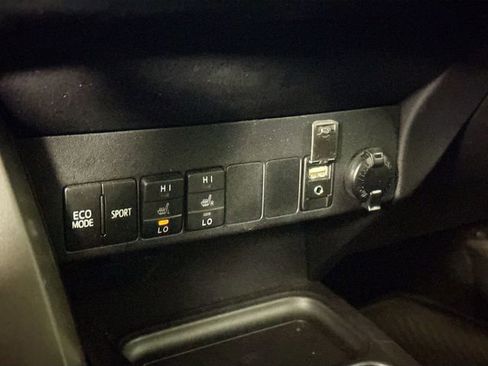 Used 2018 Toyota RAV4 XLE image 30