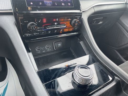 Used 2024 Jeep Grand Cherokee Altitude image 30