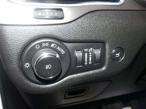 Used 2019 Jeep Cherokee Limited image 30