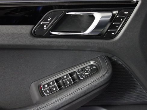 Used 2025 Porsche Macan image 17