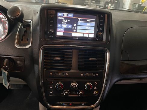 Used 2017 Dodge Grand Caravan SE w/ UConnect Hands-Free Group FWD image 12