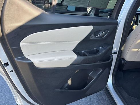 Used 2022 Chevrolet Traverse LS image 15