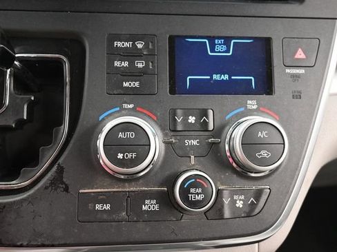 Used 2017 Toyota Sienna LE AWD/4WD image 22