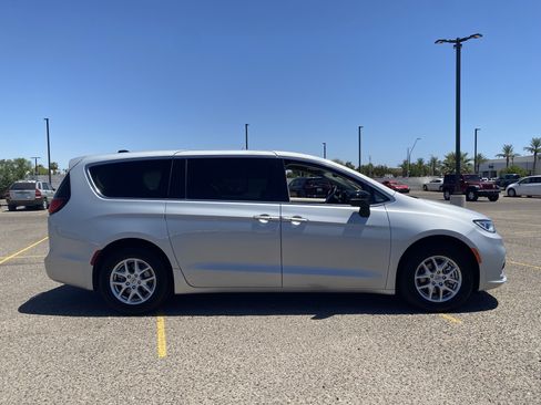 Certified 2024 Chrysler Pacifica Touring-L FWD image 6