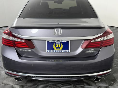Used 2017 Honda Accord Touring image 9