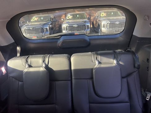 Used 2022 Ford Explorer XLT w/ Equipment Group 202A image 12