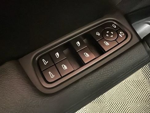 Used 2024 Porsche Cayenne AWD/4WD image 11