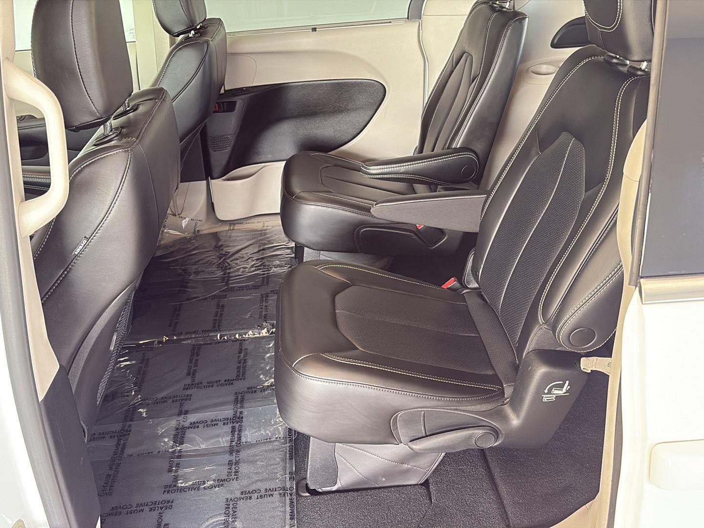 Used 2023 Chrysler Pacifica Touring-L FWD image 7