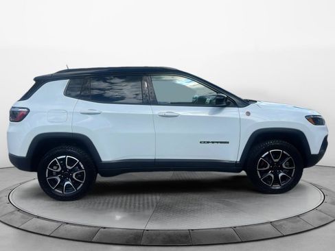 Used 2025 Jeep Compass Trailhawk AWD/4WD image 2