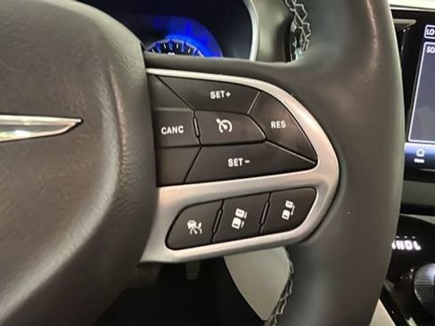 Used 2023 Chrysler Pacifica Touring-L FWD image 16