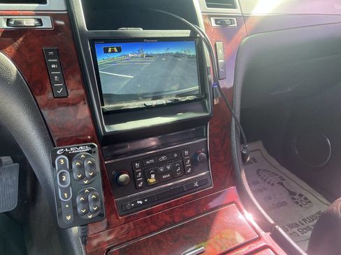 Used 2010 Cadillac Escalade Premium image 24