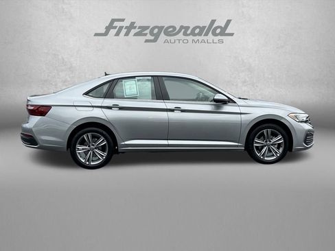 Used 2024 Volkswagen Jetta SE image 3