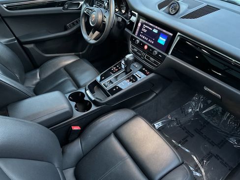 Certified 2025 Porsche Macan image 17