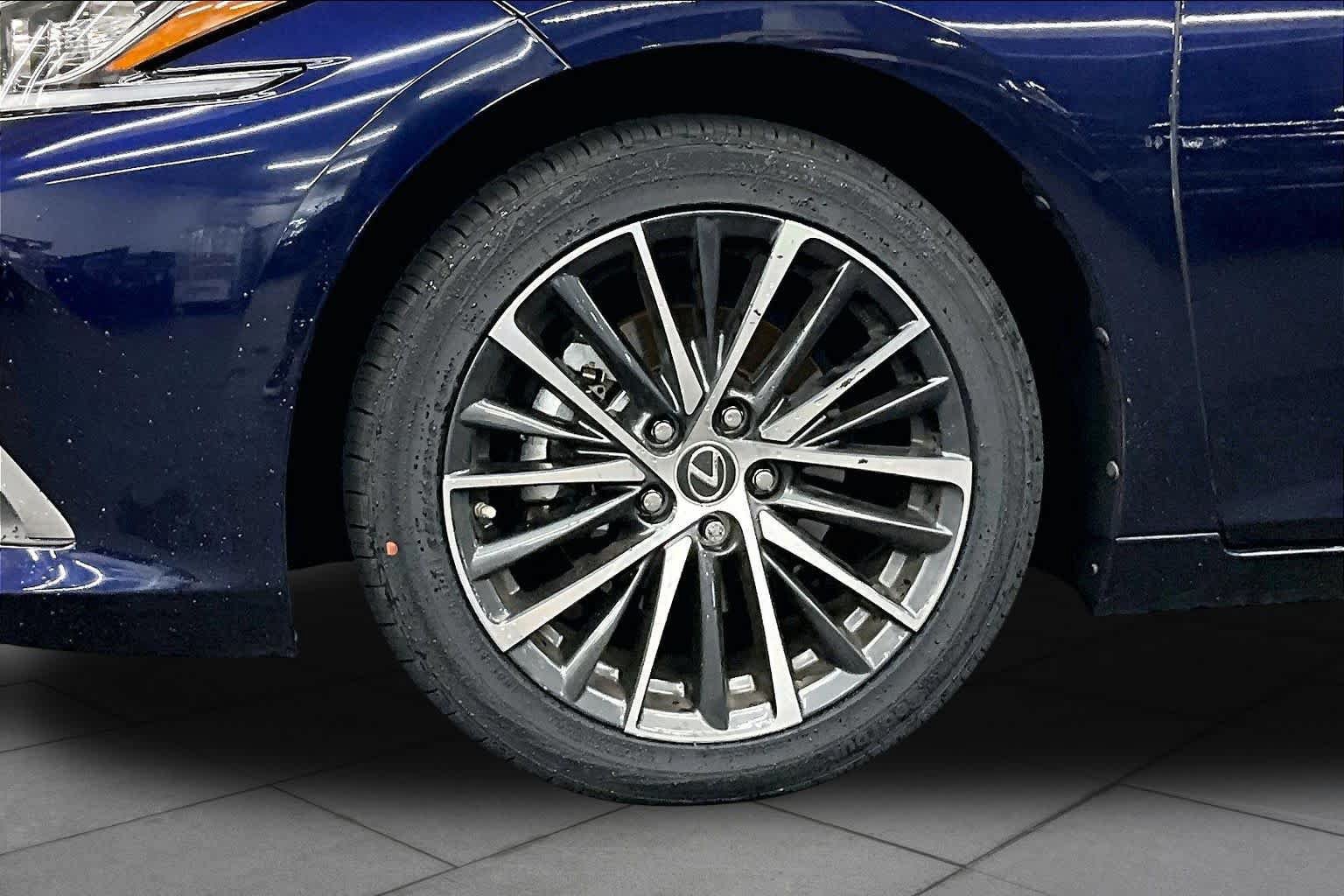 Used 2024 Lexus ES 300h w/ Premium Package FWD image 11