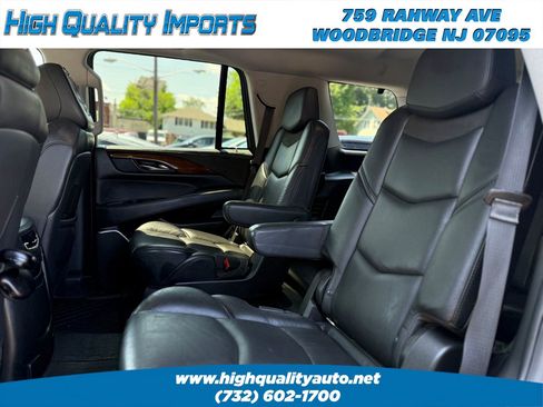 Used 2018 Cadillac Escalade Luxury AWD/4WD image 17