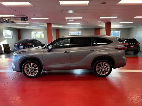 Used 2022 Toyota Highlander Limited FWD image 6