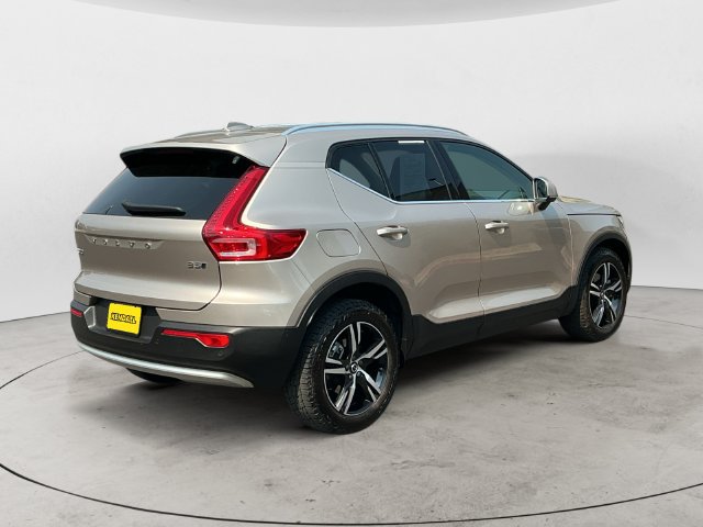 Used 2023 Volvo XC40 B5 Plus AWD/4WD image 5