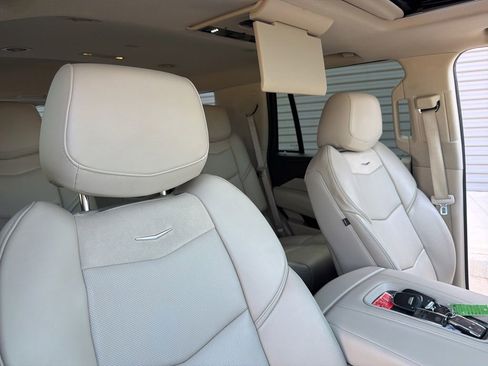 Used 2018 Cadillac Escalade Luxury AWD/4WD image 29