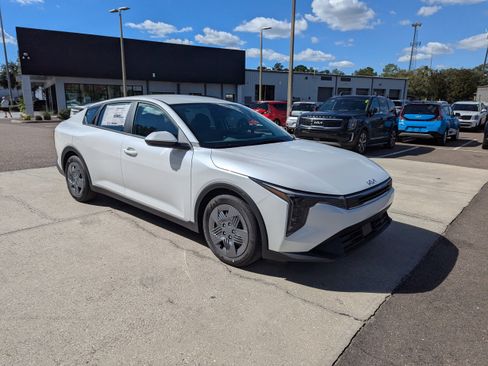 New 2025 Kia K4 LX image 2