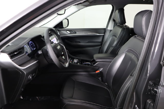 Used 2023 Jeep Grand Cherokee Limited RWD image 13