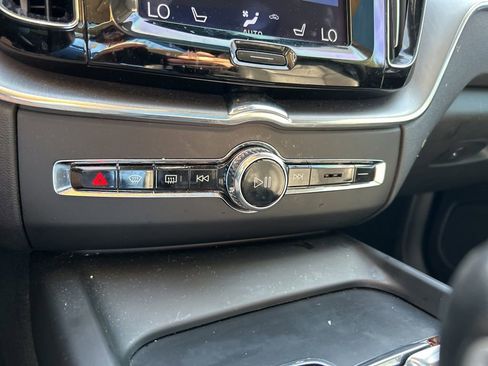 Used 2020 Volvo XC60 T5 Momentum image 35