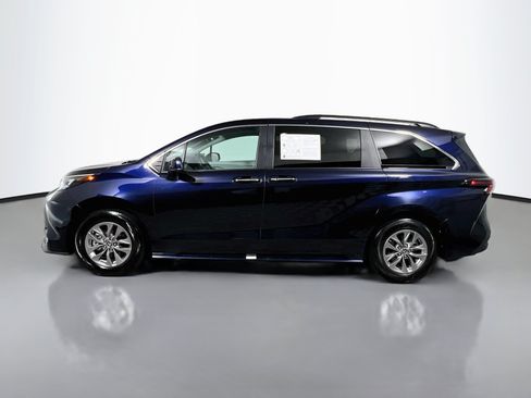 Used 2025 Toyota Sienna XLE FWD image 9