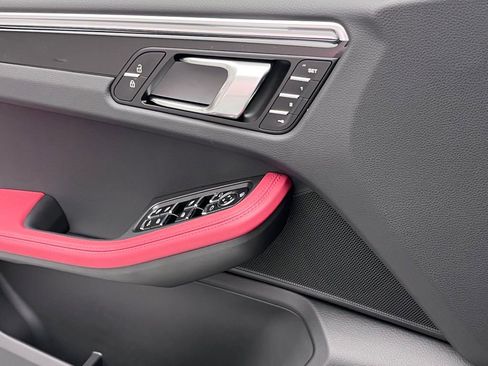 Used 2025 Porsche Macan image 23