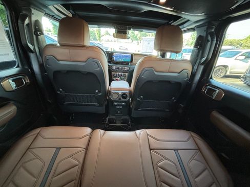 Used 2024 Jeep Wrangler Unlimited Rubicon w/ Technology Group AWD/4WD image 48