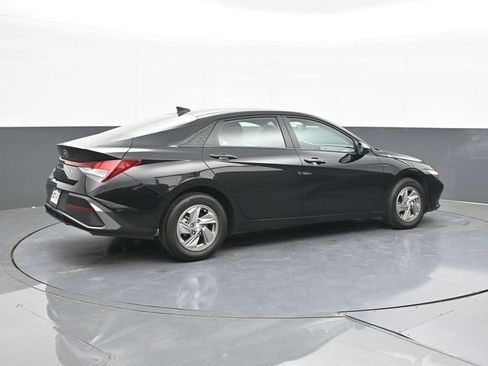 Used 2025 Hyundai Elantra SE FWD image 16