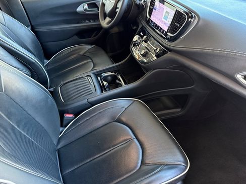 Used 2025 Chrysler Pacifica Limited FWD image 25
