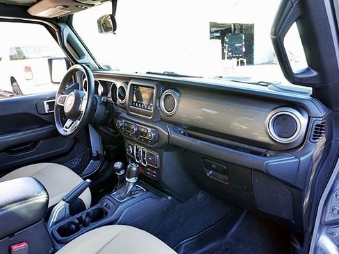 Used 2018 Jeep Wrangler Unlimited Sahara image 13