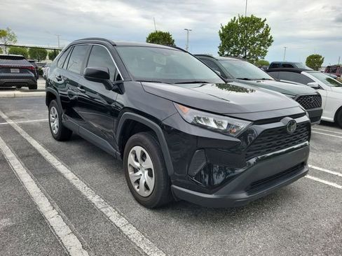 Used 2019 Toyota RAV4 LE FWD image 2