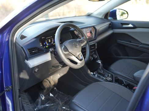 Used 2023 Volkswagen Taos SE w/ Panoramic Sunroof Package image 12