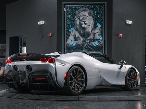Used 2022 Ferrari SF90 Spider image 23