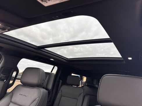Used 2023 GMC Yukon XL Denali w/ Denali Reserve Package image 11