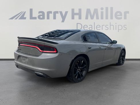 Used 2017 Dodge Charger SE w/ Blacktop Package image 5