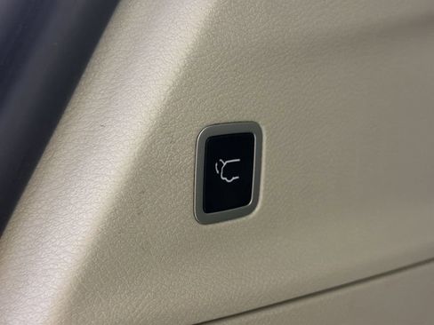 Used 2024 Chrysler Pacifica Touring-L image 11