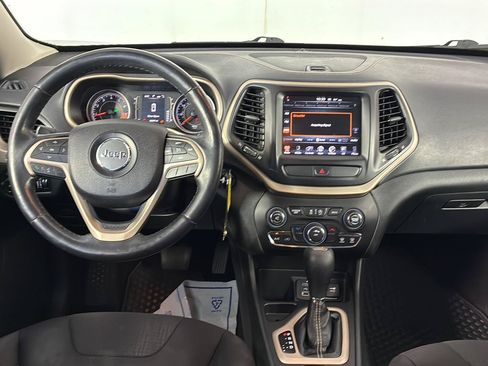 Used 2015 Jeep Cherokee Latitude w/ Cold Weather Group FWD image 16