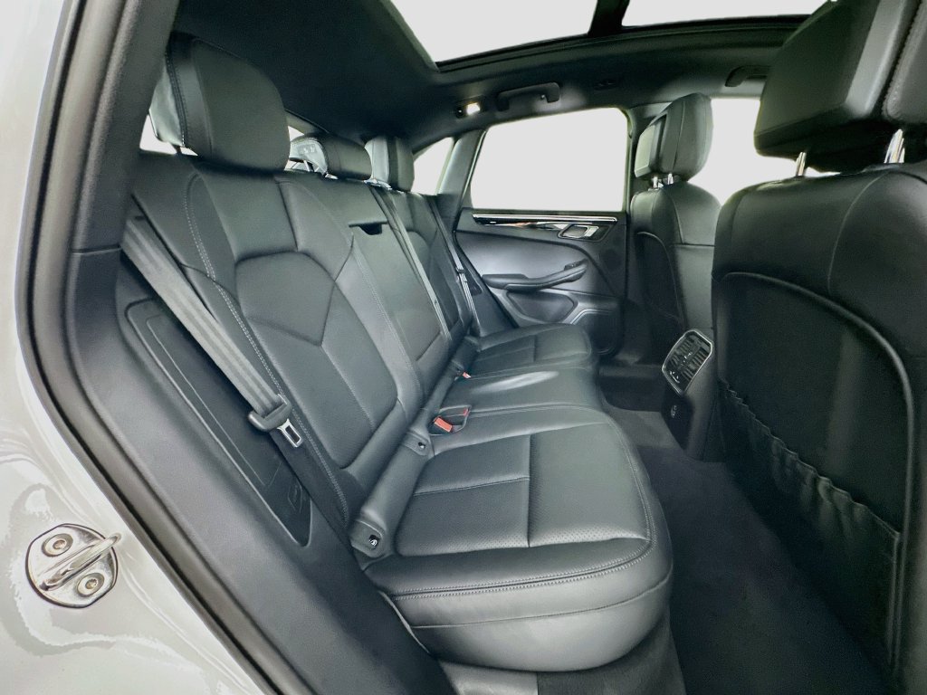 Certified 2025 Porsche Macan AWD/4WD image 29