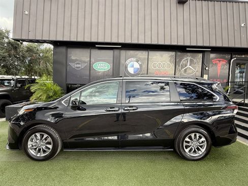 Used 2023 Toyota Sienna XLE image 7