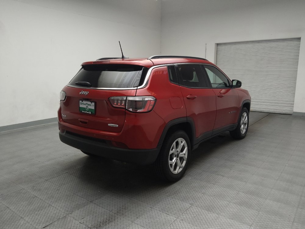 Used 2025 Jeep Compass Latitude w/ Sun & Sound Group AWD/4WD image 9