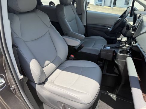 Used 2024 Toyota Sienna XLE w/ XLE Plus Package FWD image 13