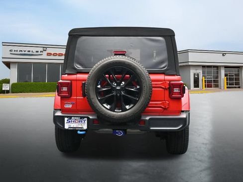Used 2022 Jeep Wrangler Unlimited Sahara w/ Cold Weather Group AWD/4WD image 4