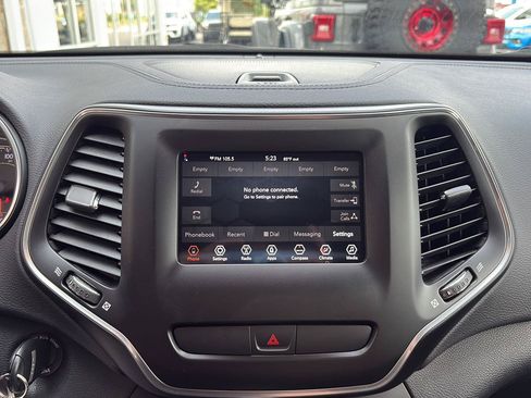 Used 2019 Jeep Cherokee Latitude w/ Cold Weather Group AWD/4WD image 14