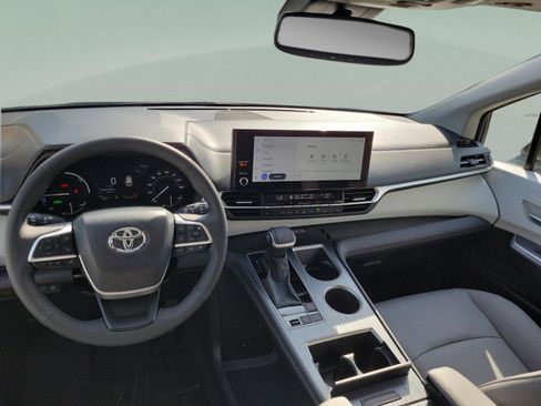 Certified 2026 Toyota Sienna XLE FWD image 16