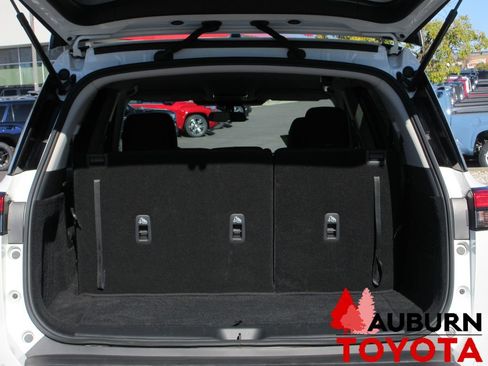 Used 2025 Nissan Pathfinder S image 6