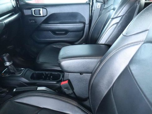 Used 2019 Jeep Wrangler Unlimited Sahara AWD/4WD image 17